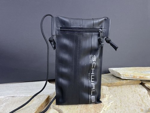 Handyumhängetasche aus Upcycling-Fahrradschlauch – vegan