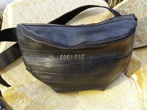 Konfiguiere Dir Dein eigenes Unikat für eine upcycling Bauchtasche aus Upcycling-Fahrradschlauch.