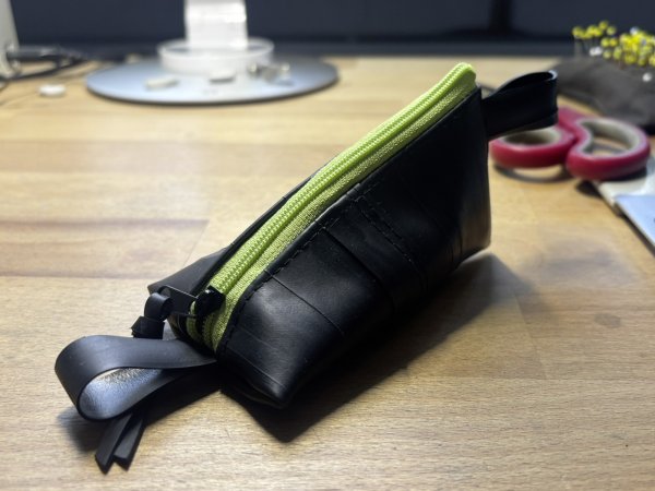 Upcycling Schlüsseletui mit Reißverschluss in hellgrün